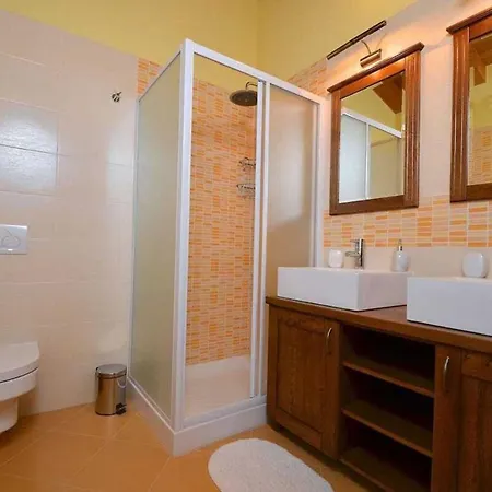 Lovely 5-bed In Villa *