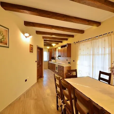 Lovely 5-bed In *